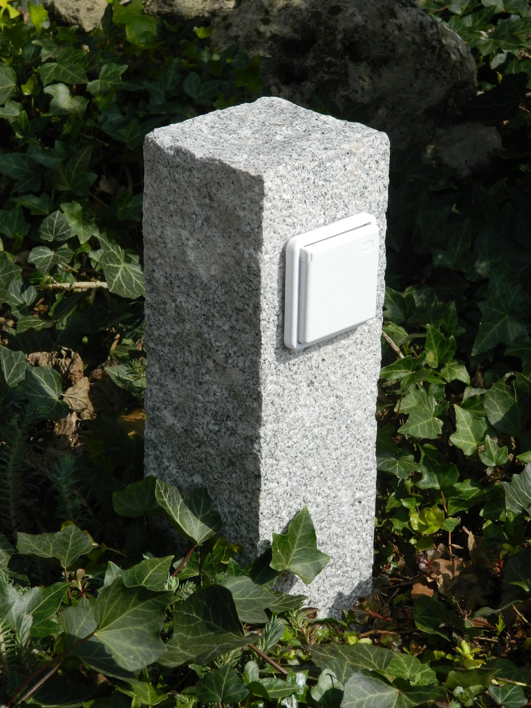 Gartensteckdose Außensteckdose Granit Hellgrau Steckdosensäule Naturstein 50cm 