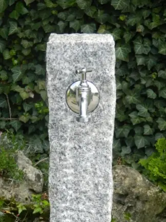 Wasserzapfsäule Granit grau gespitzt